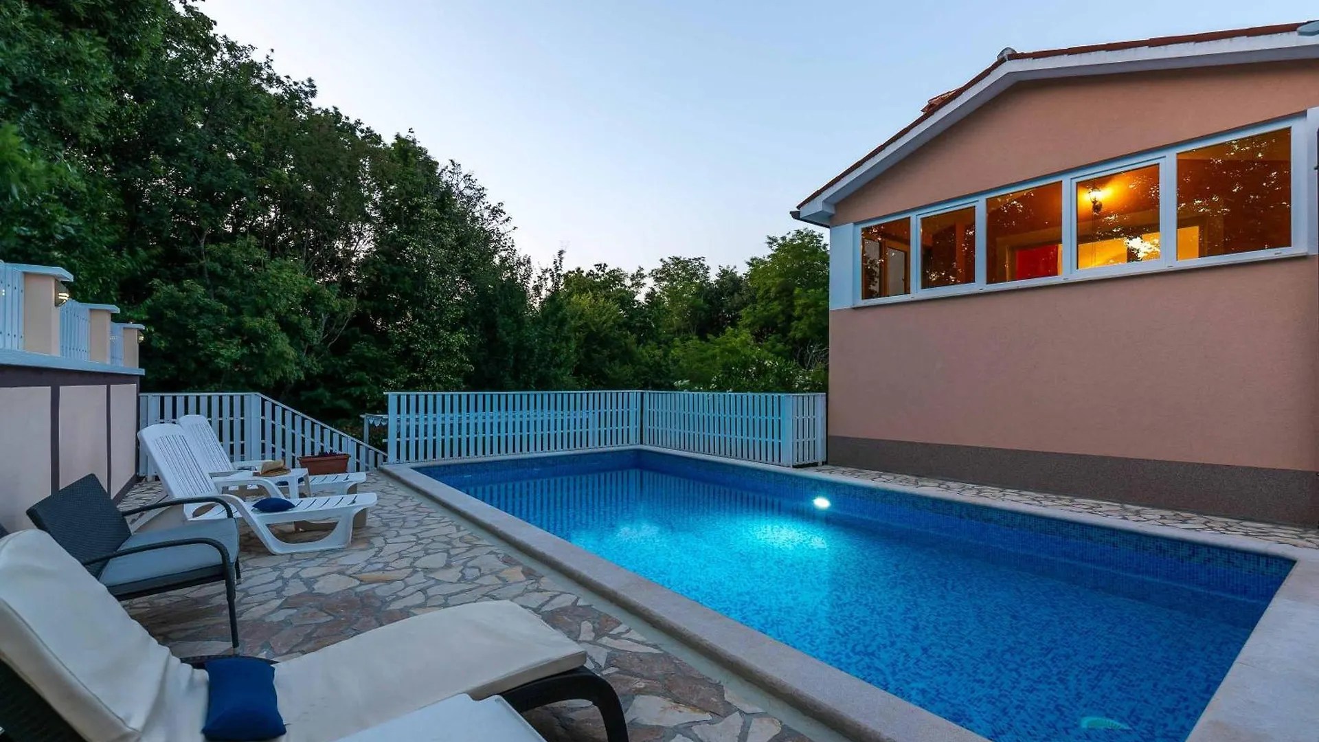 Villa Twilight Orange Šumber